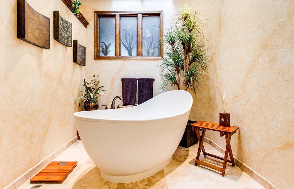 Badezimmer mit Badewanne und Pflanzen