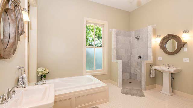 Modernes Badezimmer in Beige