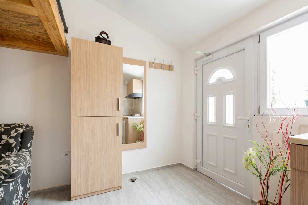 Moderner Dielenschrank Moderner Dielenschrank (depositphotos.com)