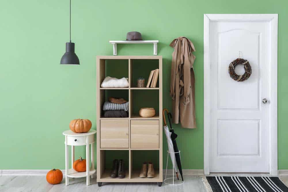 Garderobenschrank Garderobenschrank (depositphotos.com)