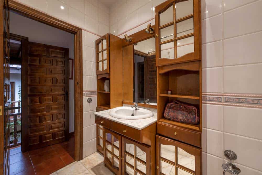 Hochschrank im Bad (depositphotos.com)