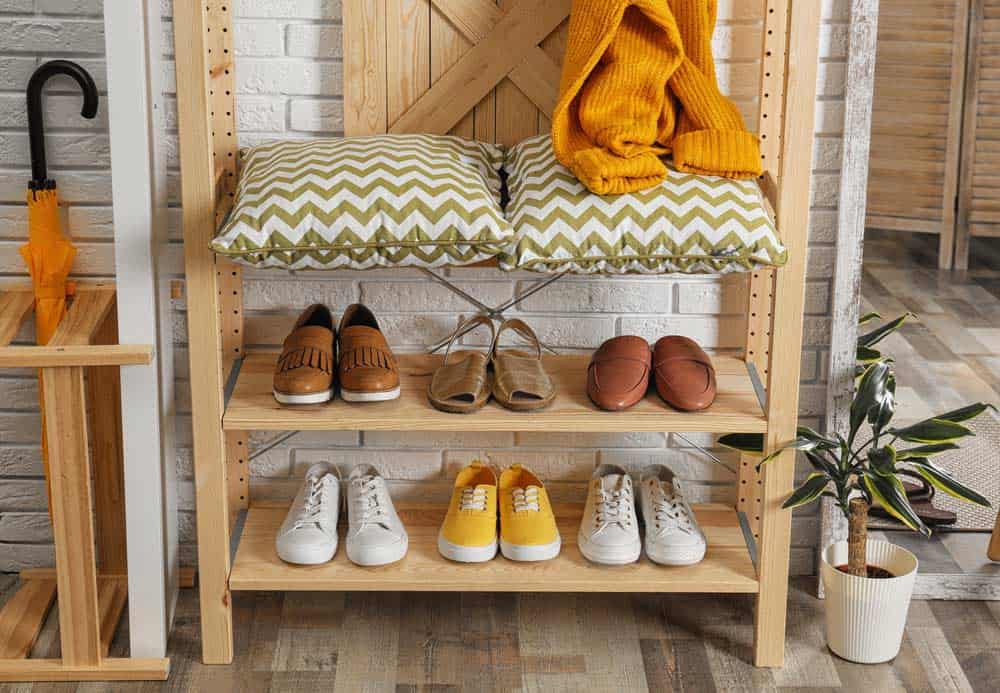 Schuhregal aus Holz (depositphotos.com)